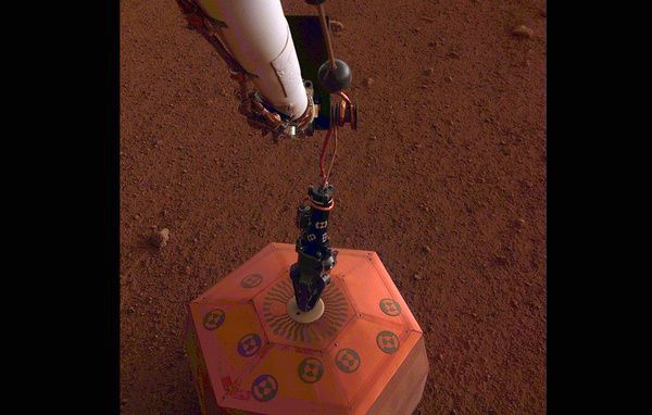 Станція InSight встановила на Марсі перший інструмент. За інформацією NASA, даний прилад дозволить вченим зрозуміти внутрішню структуру Марсу, вивчивши коливання ґрунту.