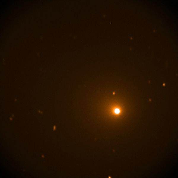 Телескоп «Габбл» зробив фото найяскравішої комети Віртанена. На знімку ядро комети видно в центрі дифузної коми, трохи асиметричну форму якої створює тиск сонячного випромінювання.