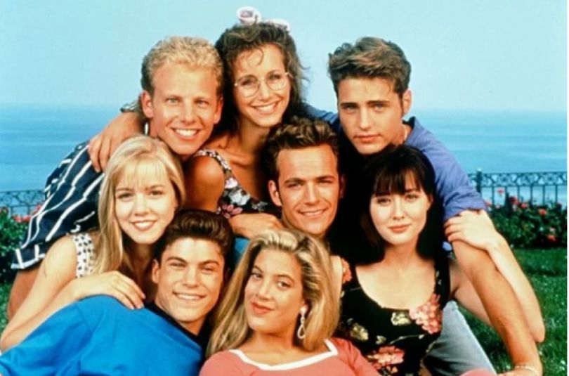 Серіал "Беверлі-Хіллз, 90210" повертається на екрани майже через 20 років потому з тим же акторським складом. Новина про повернення Бренди, Келлі, Ділана, Брендона і Донни буквально підірвала Мережу.