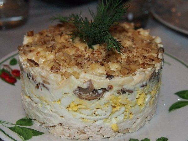 Салат «Ніжність» з грецькими горіхами та курячим філе. Класичний рецепт страви дуже смачний і простий у приготуванні.