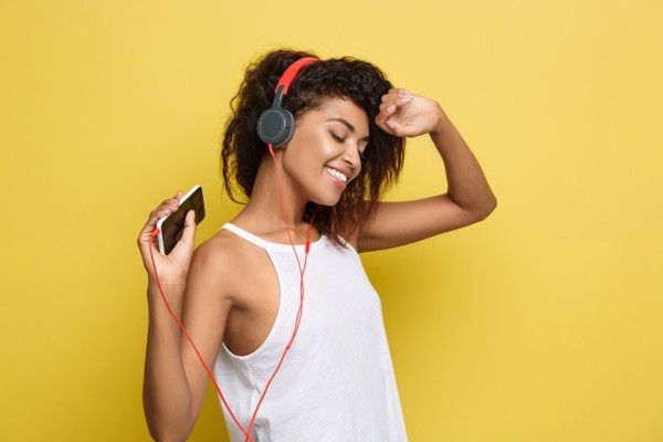 Постійне прослуховування музики за допомогою навушників може призвести до часткової або повної втрати слуху. Якщо ви з тих людей, які не уявляють, свого життя без навушників, то повинні пам'ятати про деякі правила.