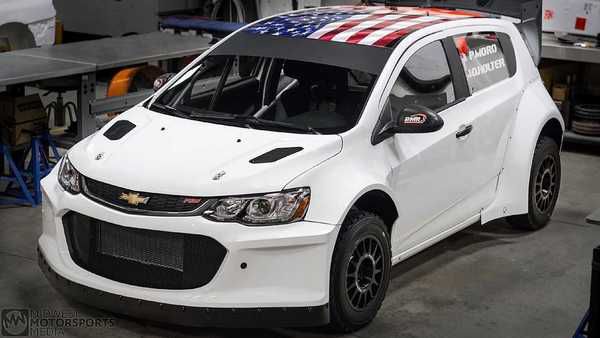 У Chevrolet Aveo встановили двигун від Corvette. Авто перетворили в ралійний спорткар.