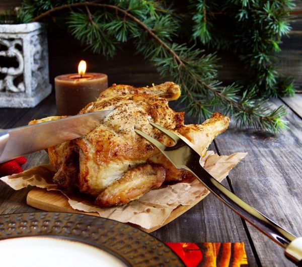 Ідея для новорічного меню: курка, запечена в рукаві. Разом з куркою можна запікати й овочі, наприклад, баклажани і кабачки - їх сік зробить м'ясо більш соковитим.