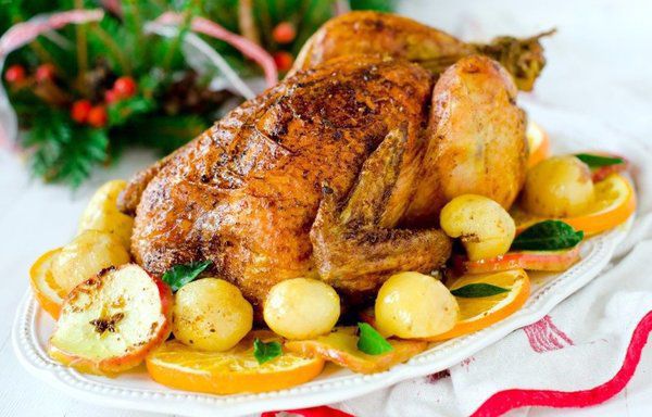 Ідея для новорічного меню: курка, запечена в рукаві. Разом з куркою можна запікати й овочі, наприклад, баклажани і кабачки - їх сік зробить м'ясо більш соковитим.
