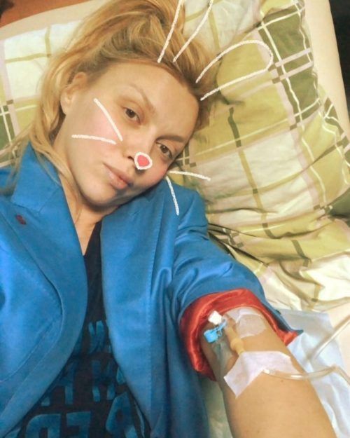 Оля Полякова потрапила під крапельницю. Артистка вдарилася головою об автомобіль і отримала травму.
