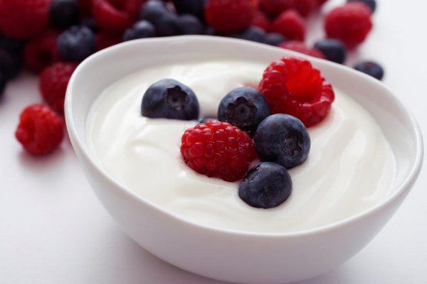 Чим корисний йогурт для дитячого організму?. Йогурти позитивно впливають на нормальну роботу шлунка і кишечника, тому показані до вживання дошкільнятам і школярам, підвищуючи їх імунітет.