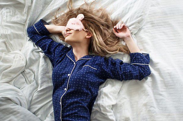 Як правильно спати, аби зберегти красу і здоров'я шкіри обличчя. Є 6 правил, дотримуючись яких, ви зможете уповільнити процес старіння шкіри.