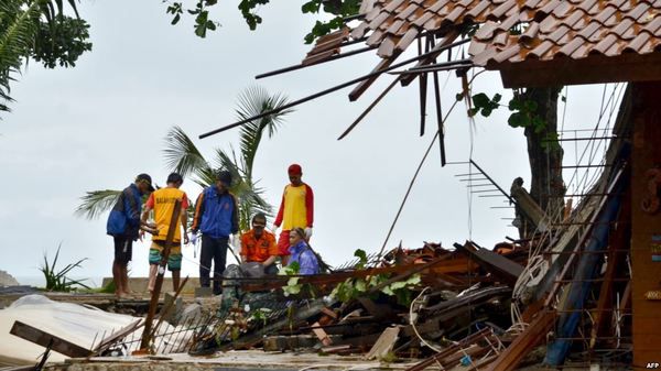 Кількість жертв цунамі в Індонезії перевищила 280 людей. Близько 11 тисяч місцевих жителів вже виїхали зі своїх будинків. 57 людей вважаються зниклими безвісти.