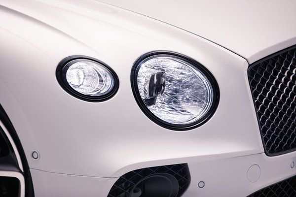 Суперновинка: третє покоління кабріолета Bentley Continental GT Convertible. Кабріолет оснащений унікальним зібраним вручну 6-літровим двигуном W12 TSI.