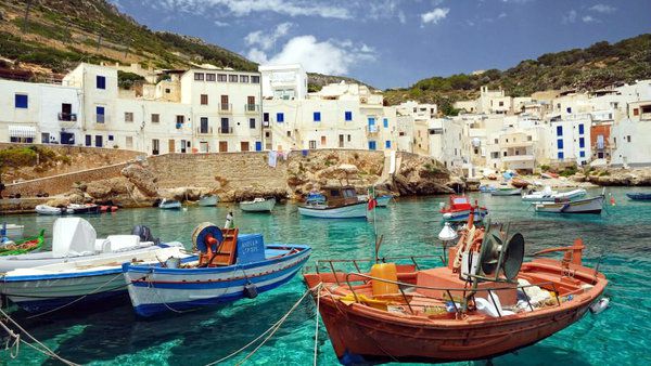 Сицилія - острів смачної кухні і прекрасних пейзажів. Одна з особливостей острова – величезна кількість храмів.