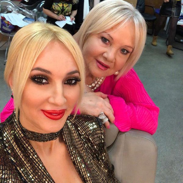 Лєра Кудрявцева виклала у мережу фото зі своєю мамою. На думку прихильників, телеведуча - копія своєї мами.