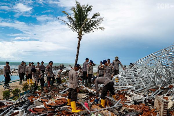 Кількість жертв цунамі в Індонезії зросла до 373. 128 осіб зникли безвісти.