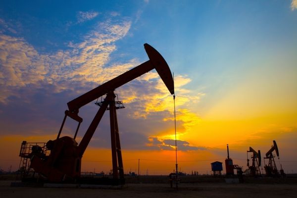 Ціни на нафту почали зростати. Ф'ючерси на нафту Brent зросли на 0,20% до $53,93 за барель після підйому до позначки в $54,66 за барель.
