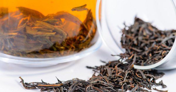 Чайна заварка як добриво - чим корисна і способи застосування для кімнатних рослин. Використовуючи чайну заварку для поливу, потрібно це робити за всіма правилами, не використовувати чай з добавками та ароматизаторами, а також запліснявілу сировину.
