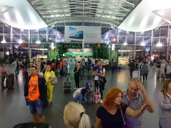 У «Борисполі» застрягло більше сотні людей, які мали летіти до Хургади. Понад 170 людей змушені чекати на літак в Єгипет в аеропорту «Бориспіль», який мав вилетіти ще в три ранку.