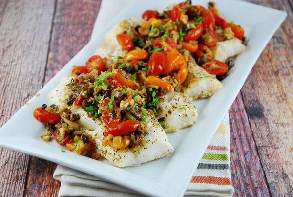 Риба по-грецьки, запечена в духовці: вишукана і смачна страва. Рецепт риби по-грецьки, яку запікають зі смачною сумішшю зелені, помідорів і сиру.