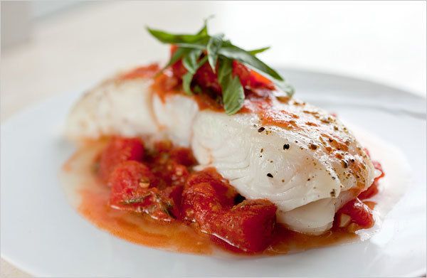 Риба по-грецьки, запечена в духовці: вишукана і смачна страва. Рецепт риби по-грецьки, яку запікають зі смачною сумішшю зелені, помідорів і сиру.