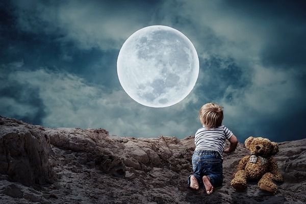 Цікаві факти про Місяць – супутник Землі. Місяць, як найбільше і близько розташоване астрономічне тіло, цікавила людство ще з колиски його існування.