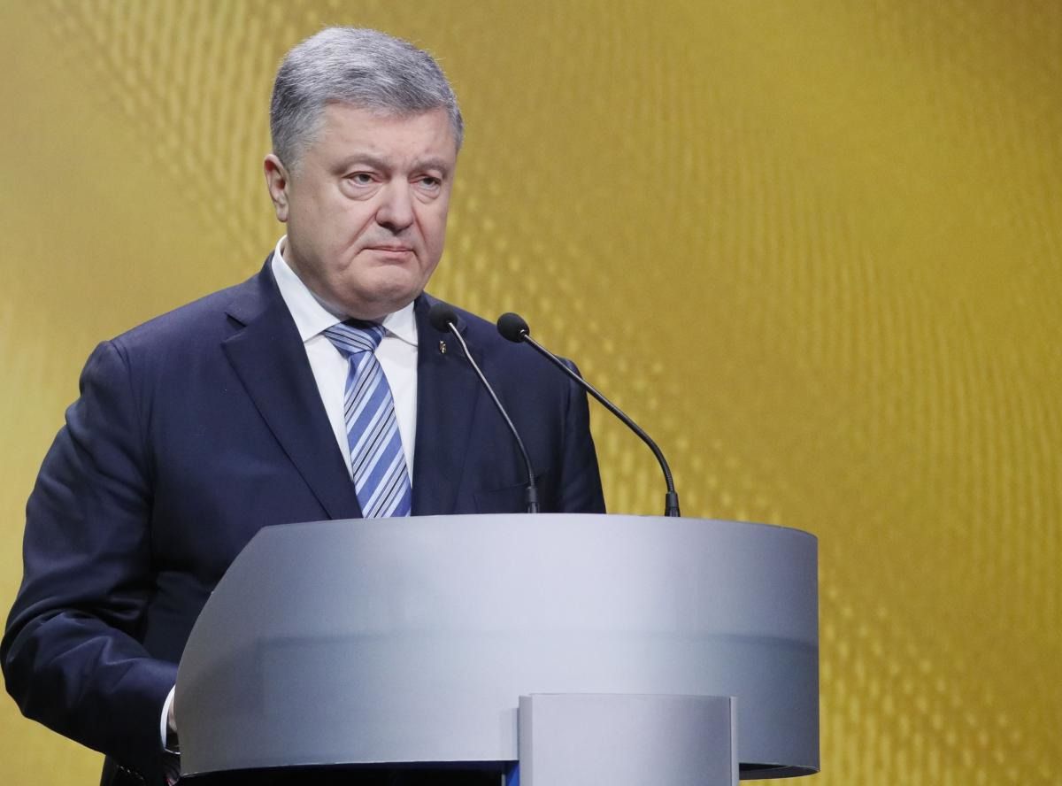 Президент України оголосив завершення воєнного стану. Петро Порошенко оголосив про припинення чинності закону про військовое становище.