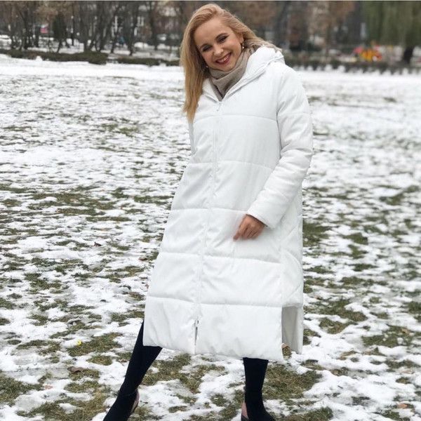 Лілія Ребрик показала стильний зимовий look в яскравому пуховику. На Софійській площі ведуча безсумнівно була однією з найяскравіших.