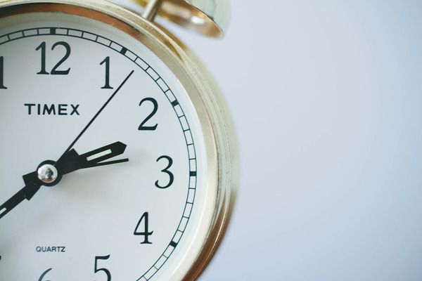 Людство звикло рахувати десятками. Але чому годинник поділили на 24 години. Чому доба ділиться саме на 24 години.