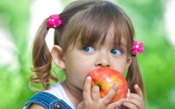 Маленька дівчинка тримала в руках два яблука. Коли мама просила одне з них, дитина зробила те про що інші і подумати не можуть. Те, що ви бачите, може бути дуже оманливе.