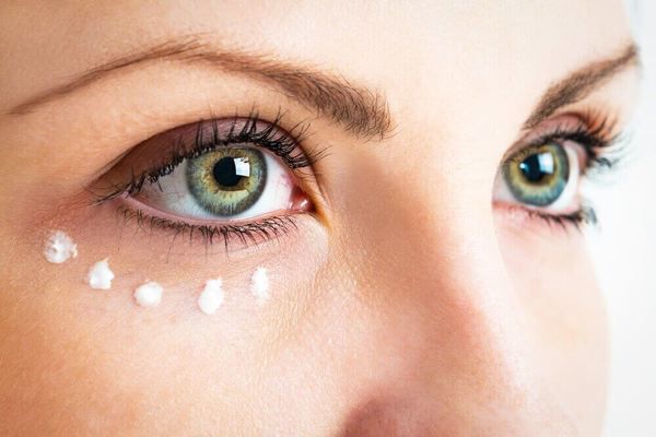 Декілька порад, як правильно користуватися кремом для очей. Багато хто не знає, скільки крему для очей потрібно шкірі, коли його застосовувати і які формули підбирати для своєї шкіри.
