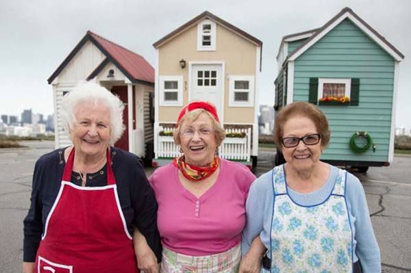 Винахідливі та кмітливі бабусі переїхали в крихітні будинки, щоб не платити комуналку. Бабусі переїхали в крихітні будинки, щоб не платити комуналку.
