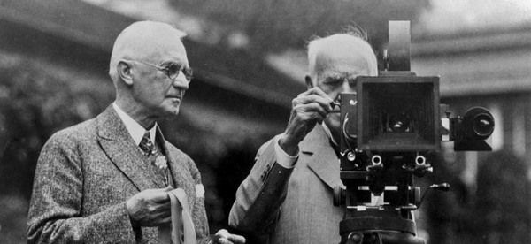Міжнародний день кіно - 28 грудня. Зі світом кіно жителів Франції познайомили брати Огюст і Луї Люм'єр. Вони винайшли апарат сінематограф, який пізніше став надзвичайно популярним.
