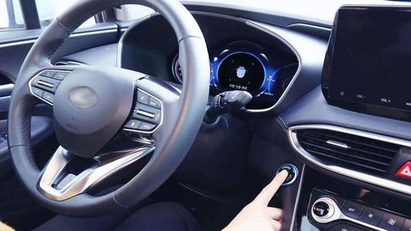 Hyundai Santa Fe 2019 буде запускатися відбитком пальця. Завести авто можна буде також за допомогою відбитка пальця, торкнувшись ним сканера біля замку запалювання.