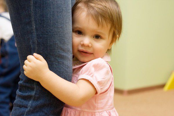 Як допомогти надмірно сором'язливій дитині. Чим правильніше батьки будуть поводитися з сором'язливим малюком, тим більша ймовірність, що, ставши підлітком і дорослою людиною, дитина позбавиться від подібних комплексів.