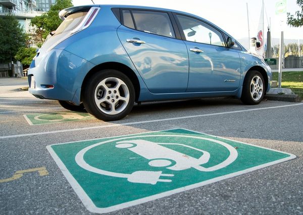 Зарядні пристрої для електрокарів стануть обов'язковими на паркінгах та автостоянках. Зарядками повинні будуть забезпечені не менше 5% машиномісць.