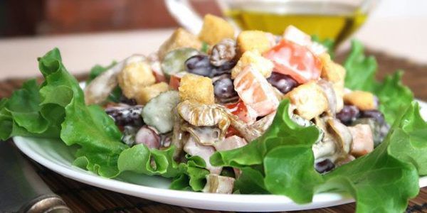 Салат з сухариками: 10 оригінальних рецептів. Салати з куркою, квасолею, ковбасою, помідорами і кукурудзою стануть ще цікавішими і смачнішими, якщо ви додасте до них сухарики.