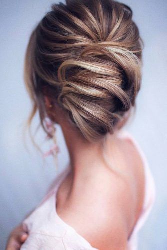 Святкові зачіски: декілька простих і красивих ідей. Якщо ви збираєтеся на вечірку, але не хочете витрачати час на відвідування салону краси, то ці прості і красиві зачіски – для вас.