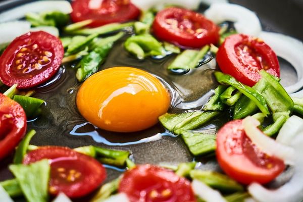 9 речей, які відбудуться з вашим тілом, якщо ви почнете їсти 2 яйця на день. Ми зібрали результати останніх досліджень про користь курячих яєць для організму людини.