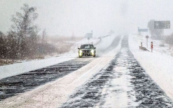 Головні поради: як уникнути неприємностей на зимовій дорозі. Державна служба України з надзвичайних ситуацій склала невеликий перелік вимог до автомобілістів.