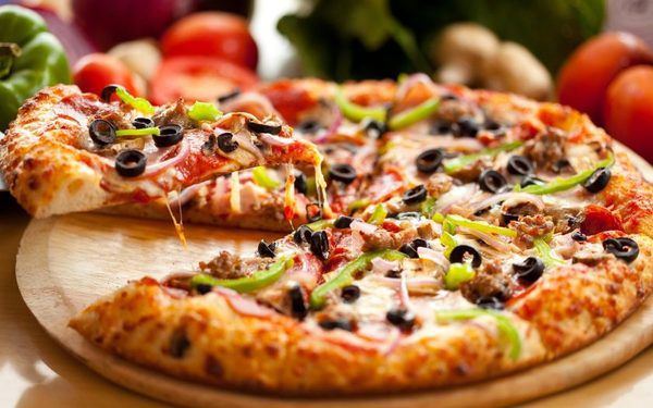 Домашня піца: секрети приготування смачної випічки. Піца – страва, яку люблять усі, включаючи дітей. Варіантів її приготування існує безліч, а тому кожен зможе знайти той варіант, який припаде йому до душі.