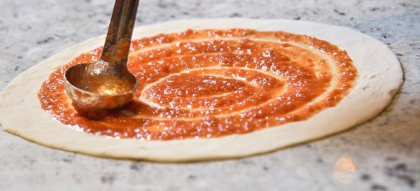 Домашня піца: секрети приготування смачної випічки. Піца – страва, яку люблять усі, включаючи дітей. Варіантів її приготування існує безліч, а тому кожен зможе знайти той варіант, який припаде йому до душі.