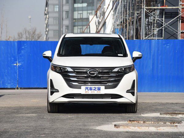 Китайський автовиробник випустив середньорозмірний мінівен. Салон мінівена розрахований на сімох осіб, сидіння скомпоновані за схемою 2+2+3.