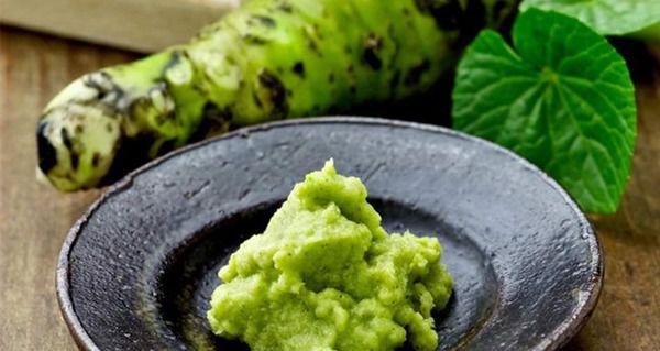 Соус васабі: що це таке і його корисні властивості. Васабі – це “японський хрін”. Аналог простому нашому хрону, але зі специфічним смаком, ароматом, унікальним зеленим кольором і корисними властивостями.