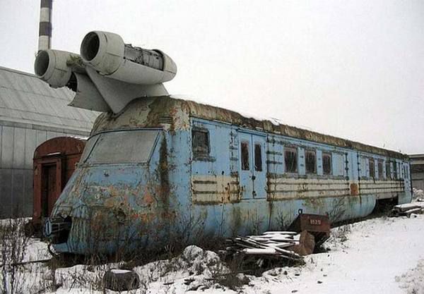 Вони знайшли на звалищі Радянський реактивний поїзд - задумка вражає. Реактивний поїзд залишається одним з найбільш божевільних (і, в деякому роді, дивовижних) винаходів в історії людства.