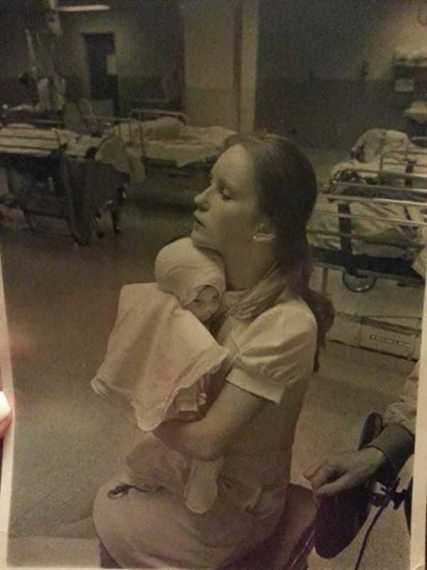 Історія чорно-білої фотографії медсестри, яка тримає маленьку дівчинку. Те, що відбулося, не зможе залишити вас байдужим, тому ми просто зобов'язані поділитися цією неймовірною історією з вами.