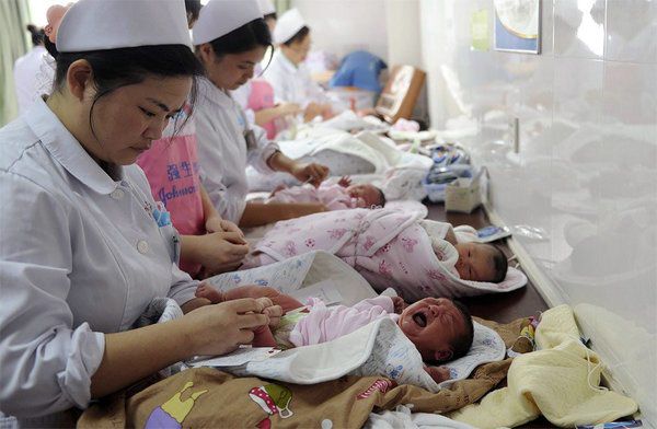 У Китаї вперше за 70 років скоротилося населення. Кількість дітей, що народилися в Китаї в 2018 році, впала на 2,5 мільйона в порівнянні з 2017 роком, підрахували вчені.