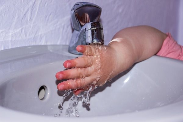 10 випадків, коли Ви миєте руки неправильно. Як це робити правильно, щоб запобігти багатьом захворюванням, котрі передаються від брудних рук, Ви дізнаєтесь вже незабаром.