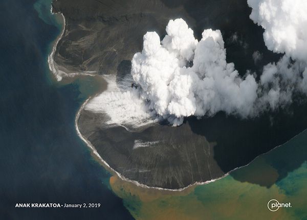 Супутникові знімки показали зруйнований кратер Анак-Кракатау. Вулкан втратив від 150 до 180 мільйонів кубометрів обсягу, і тепер його обсяг - 40-70 мільйонів кубічних метрів.