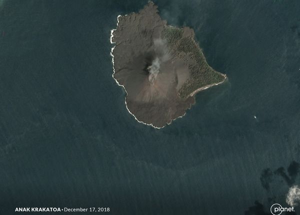 Супутникові знімки показали зруйнований кратер Анак-Кракатау. Вулкан втратив від 150 до 180 мільйонів кубометрів обсягу, і тепер його обсяг - 40-70 мільйонів кубічних метрів.