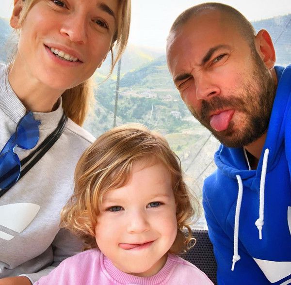 Андрій Бєдняков поділився фото з дружиною і донькою. Ведучий додав в Instagram милий сімейний знімок.