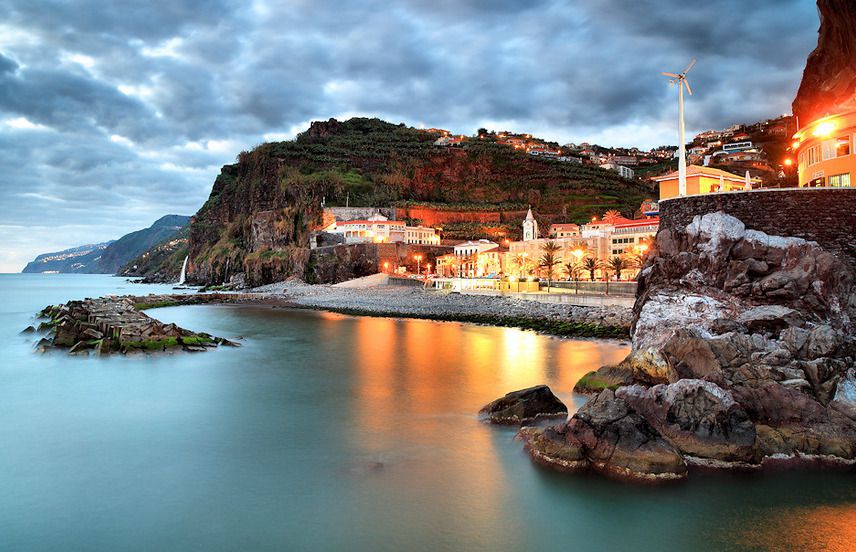 Острів Мадейра - райська насолода. Острів знаменитий своїми барвистими фестивалями і карнавалами і красивими пейзажами.