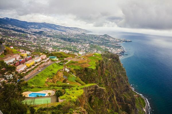 Острів Мадейра - райська насолода. Острів знаменитий своїми барвистими фестивалями і карнавалами і красивими пейзажами.