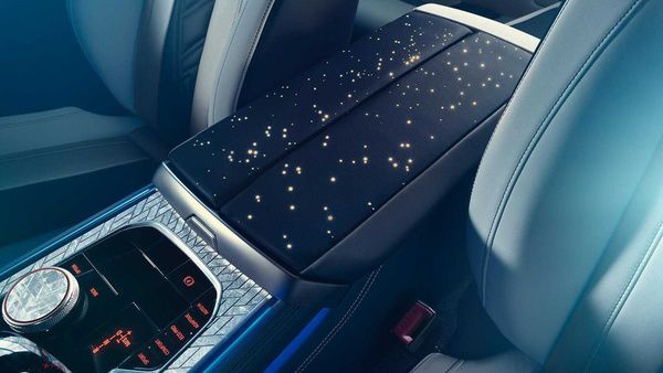 Компанія BMW прикрасила салон авто частками метеориту. Прем'єра «зоряного» BMW Individual M850i Night Sky відбулася в ніч з 3 на 4 січня 2019 року, в час активності метеоритного «дощу».